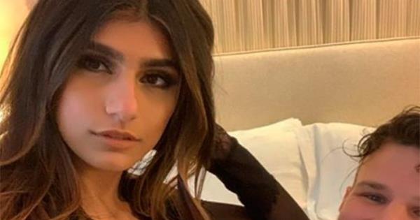 clara easley recommends mia khalifa helps fan pic